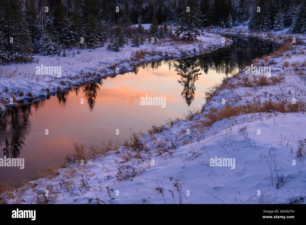 Réflexions hivernales à Junction Creek près du coucher du soleil, Grand Sudbury, Ontario, Canada Banque D'Images