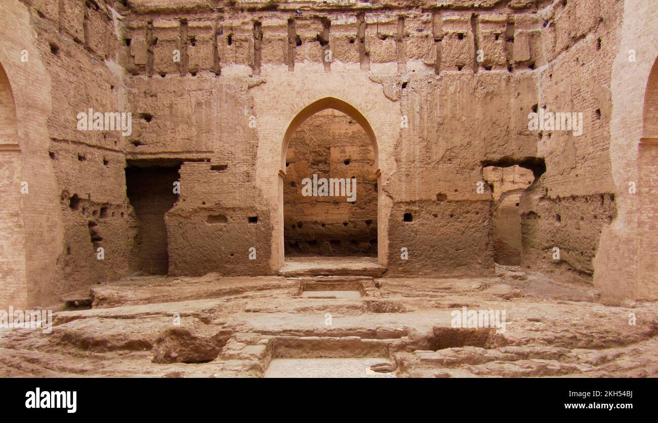 El Badi, ruines de palais à Marrakech (ou Marrakech), Maroc, avec porte voûtée et légère inclinaison Banque D'Images