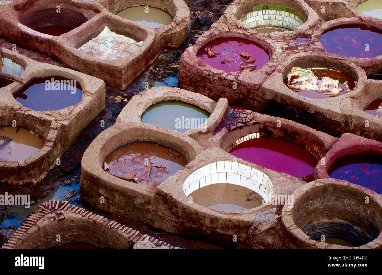 Fez, Maroc - cuves traditionnelles de bronzage en cuir. Grain intentionnel dans les structures pour un aspect granuleux. Banque D'Images