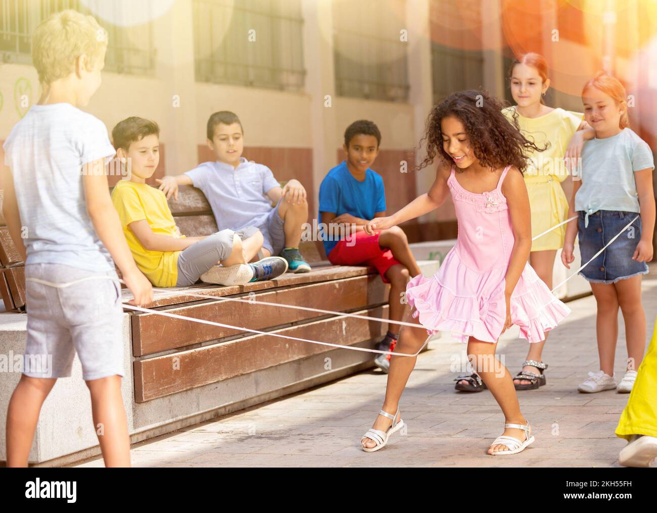 Les enfants jouent et énergique sur le saut à la corde à sauter élastique  en cour européenne Photo Stock - Alamy