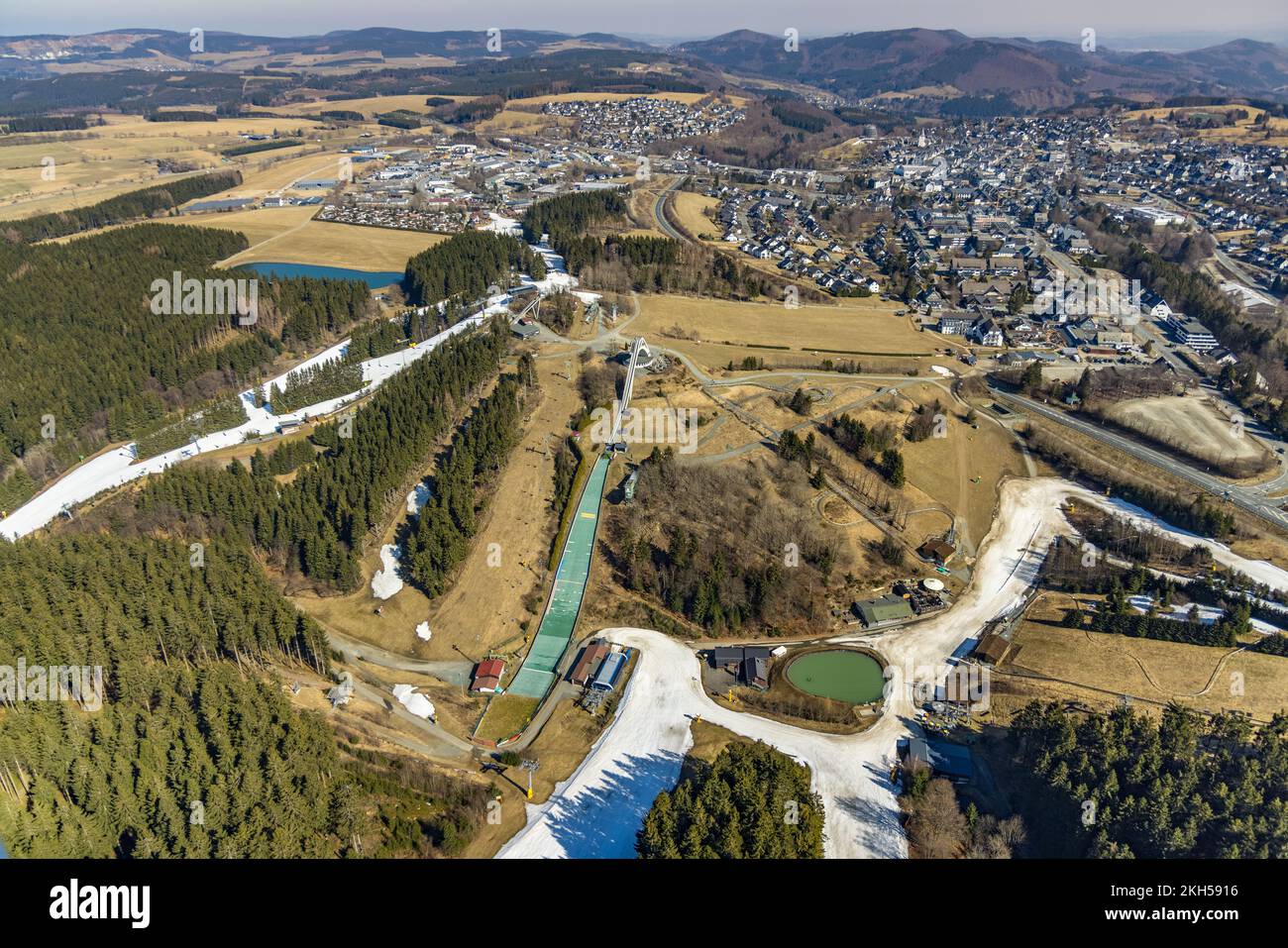 Vue aérienne, St. George saut à ski avec piste de neige et piste de luge d'été SchanzenWirbel, Winterberg, pays aigre, Rhénanie-du-Nord-Westphalie, Allemagne, DE, E Banque D'Images