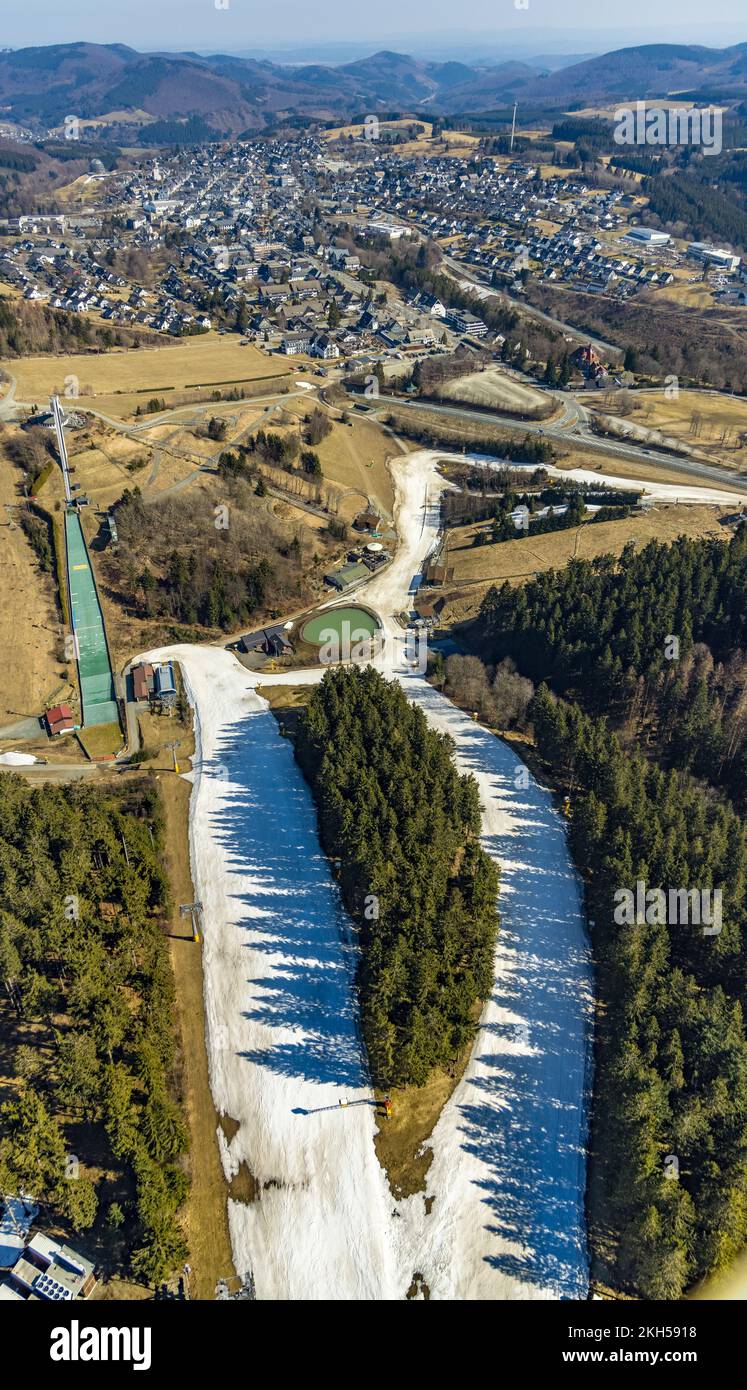 Vue aérienne, St. George saut à ski avec piste de neige et piste de luge d'été SchanzenWirbel, Winterberg, pays aigre, Rhénanie-du-Nord-Westphalie, Allemagne, DE, E Banque D'Images