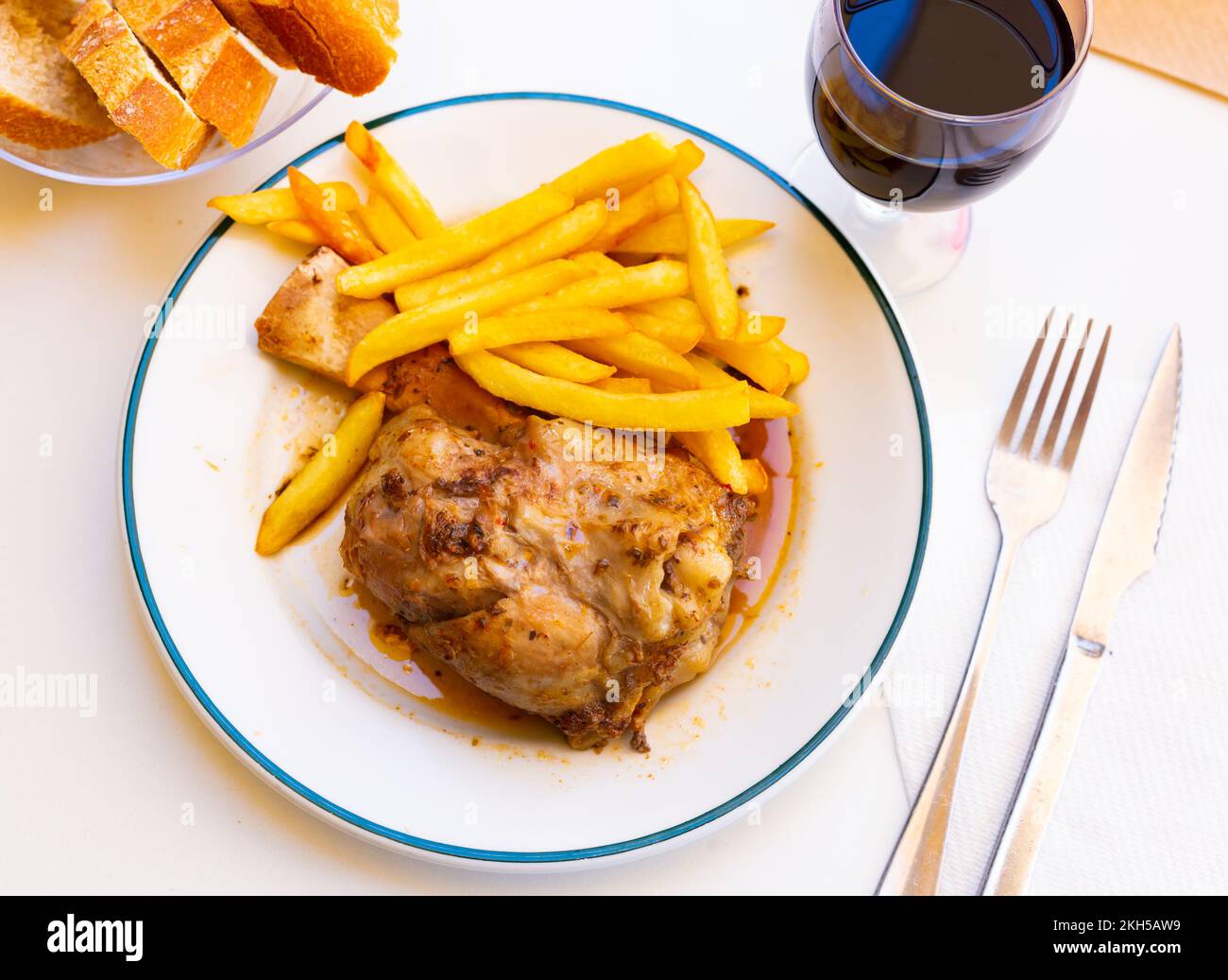Jarret de porc cuit au four (Codillo) servi avec des pommes de terre