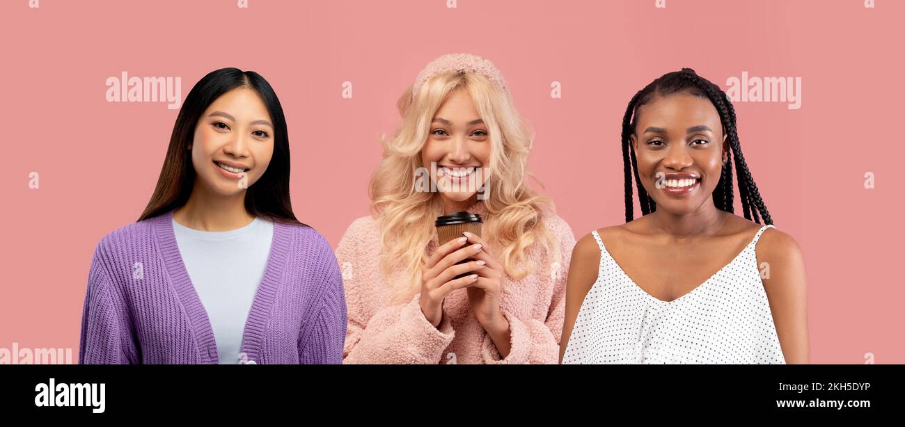 Trois copines multiraciales posant sur fond de studio rose Banque D'Images