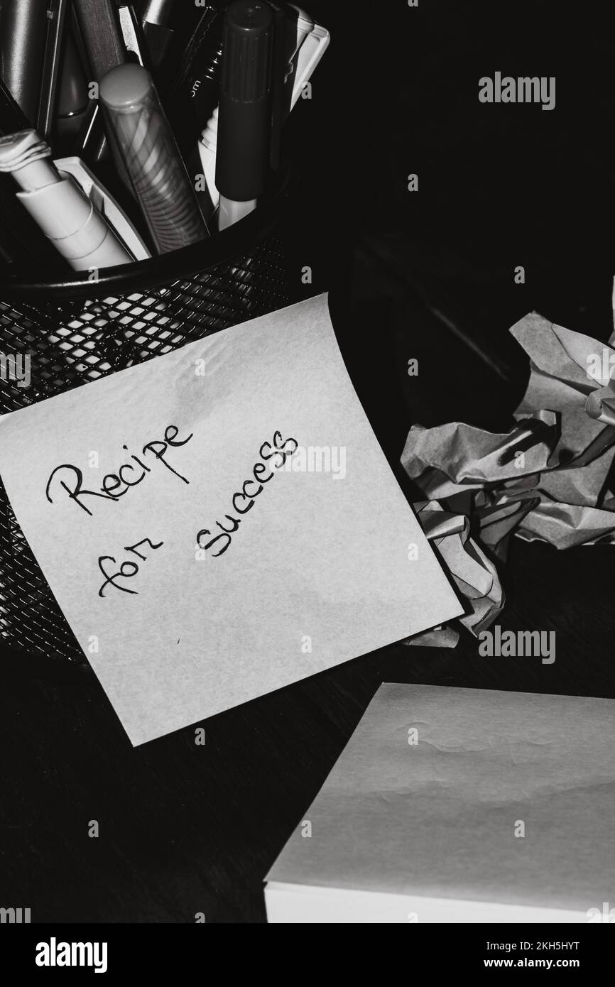 Objets de bureau et papillon ou le poster avec texte recette de succès Banque D'Images
