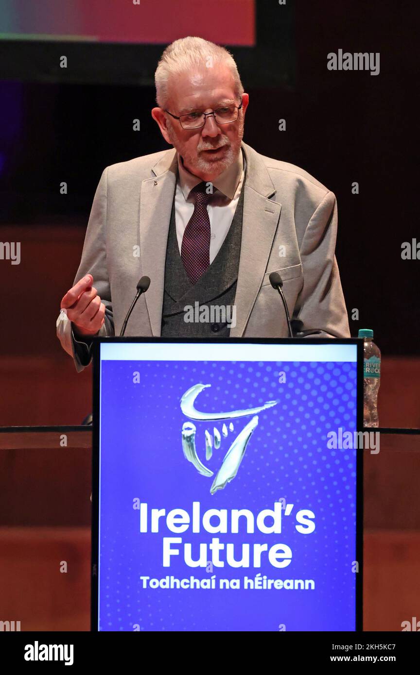 Le président du SNP, Michael Russell, s'exprime lors d'un rassemblement pour l'unification irlandaise organisé par le groupe Pro-Unity Ireland's future au Ulster Hall de Belfast. Date de la photo: Mercredi 23 novembre 2022. Banque D'Images
