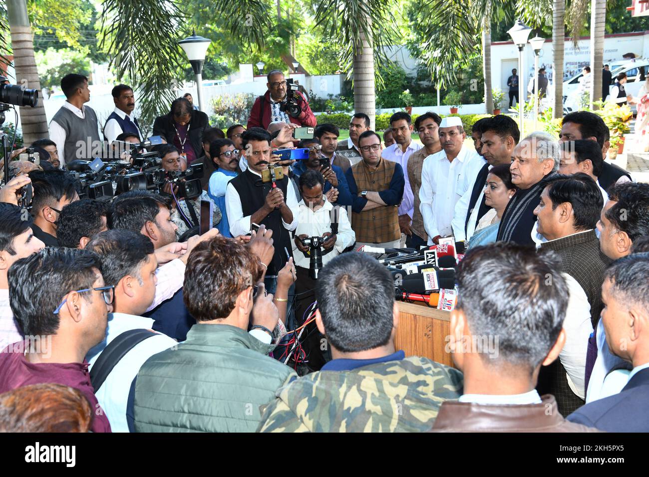 Jaipur, Rajasthan, Inde. 23rd novembre 2022. Le ministre en chef du Rajasthan, Ashok Gehlot, prend la parole lors d'une conférence de presse après la réunion du comité de coordination au niveau de l'État sur le parti 'Bharat Jodo Yatra', au bureau de la RPCC à Jaipur. (Credit image: © Sumit Saraswat/Pacific Press via ZUMA Press Wire) Credit: ZUMA Press, Inc./Alamy Live News Banque D'Images