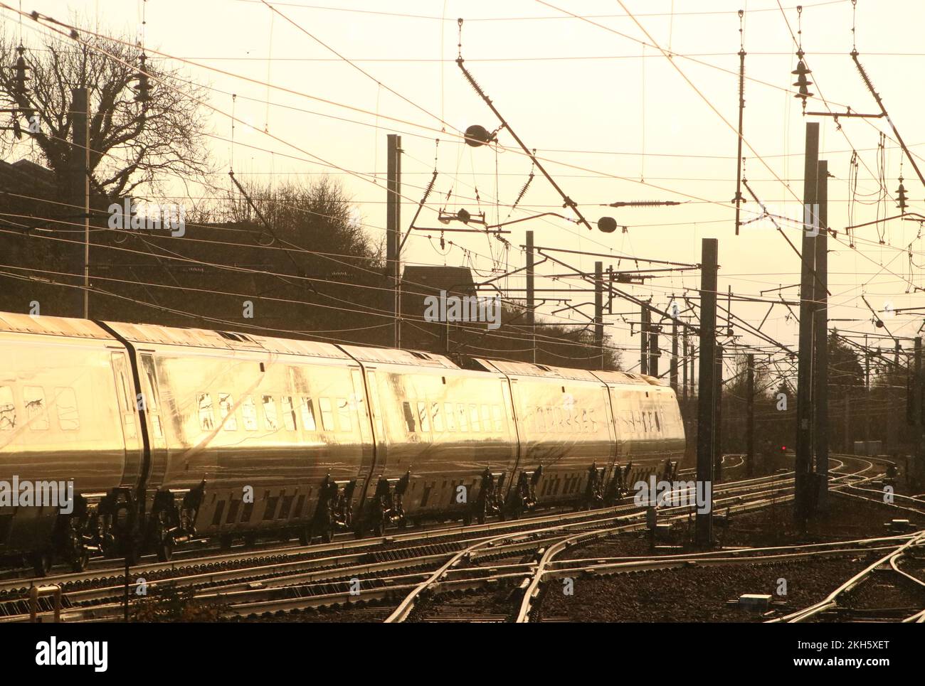 Lumière du soleil reflétant le côté du train avanti West Coast pendolino qui traverse Carnforth sur West Coast main Line Railway 23rd novembre 2022. Banque D'Images