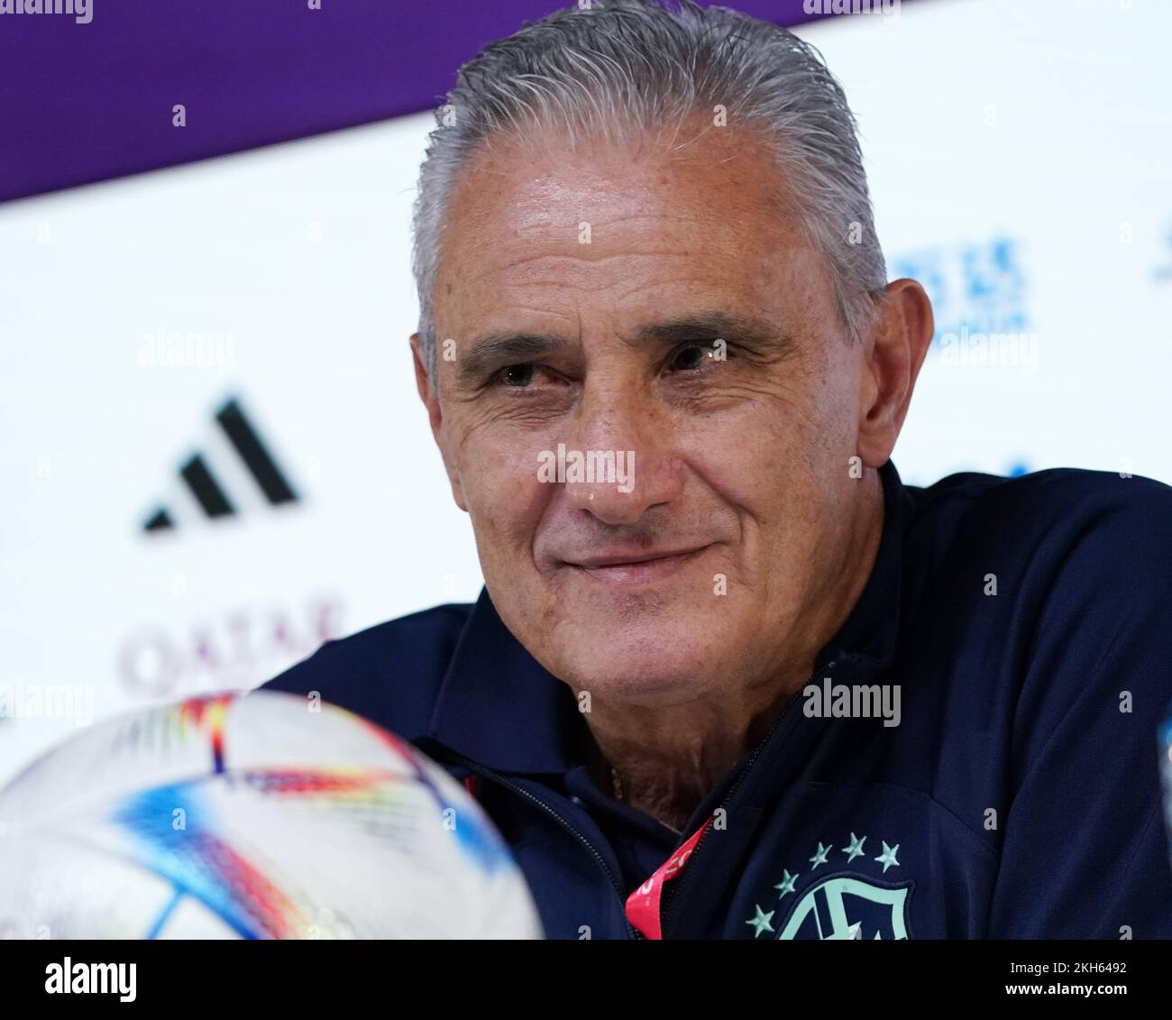 Doha, Qatar. 23rd novembre 2022. Tite, entraîneur en chef du Brésil, assiste à une conférence de presse un jour avant le match du groupe G entre le Brésil et la Serbie lors de la coupe du monde de la FIFA au Qatar 2022 à Doha, au Qatar, le 23 novembre 2022. Credit: Li Gang/Xinhua/Alay Live News Banque D'Images