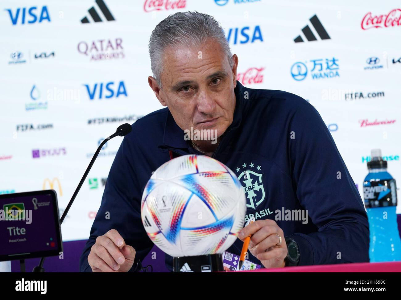Doha, Qatar. 23rd novembre 2022. Tite, entraîneur en chef du Brésil, assiste à une conférence de presse un jour avant le match du groupe G entre le Brésil et la Serbie lors de la coupe du monde de la FIFA au Qatar 2022 à Doha, au Qatar, le 23 novembre 2022. Credit: Li Gang/Xinhua/Alay Live News Banque D'Images