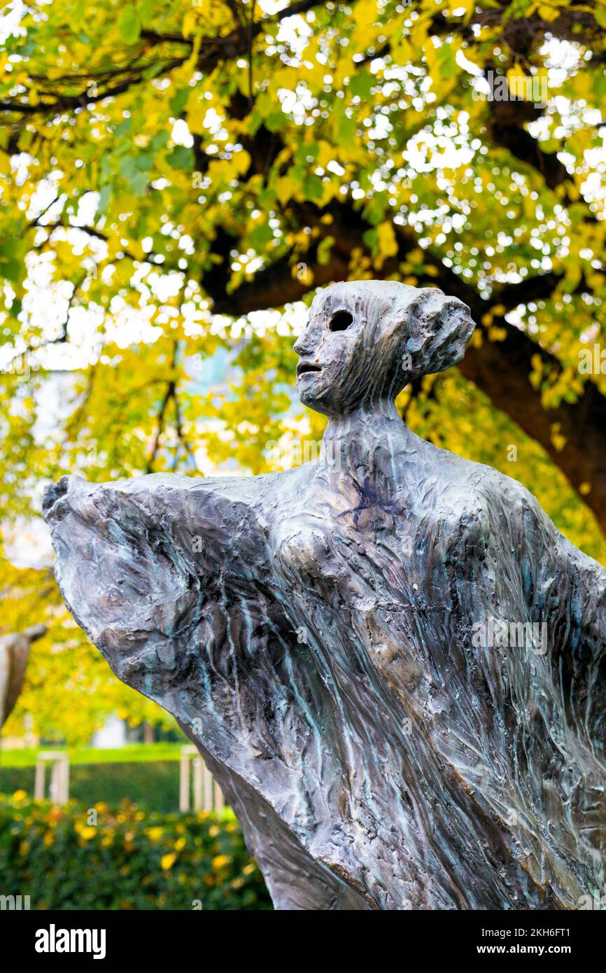 Sculpture de "Divoženky a Poletuchy" de Josef Klimeš dans les jardins franciscains, Prague, République Tchèque Banque D'Images