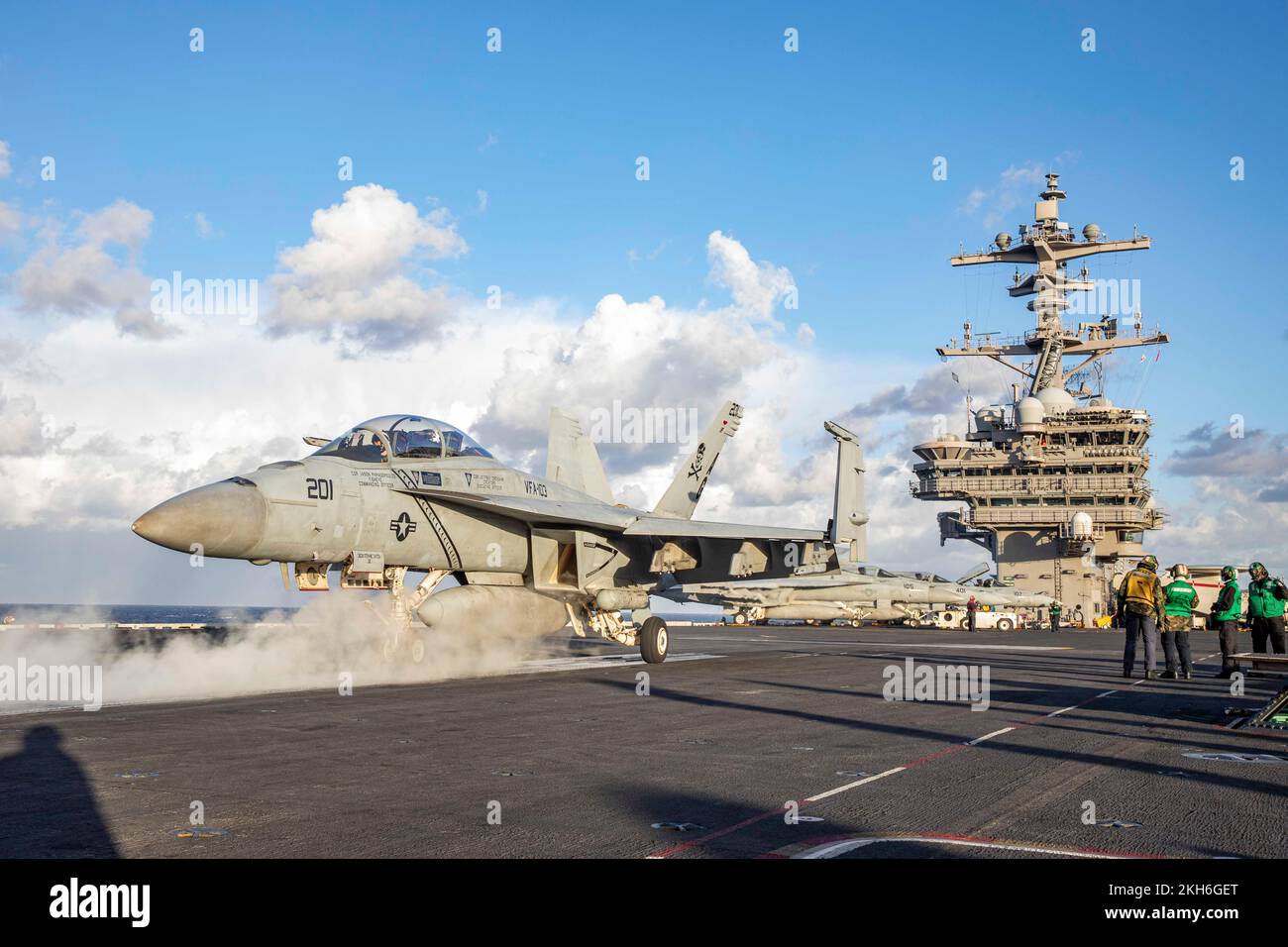 USS George HW Bush, Grèce. 21 novembre 2022. A ÉTATS-UNIS Navy F/A-18F Super Hornet Fighter Aircraft, affecté à Jolly Rogers de Strike Fighter Squadron 103 taxis pour la position de lancement sur le pont de vol du porte-avions de la classe Nimitz USS George H.W. Bush pendant les opérations de l'OTAN, 21 novembre 2022 dans la mer Adriatique. Crédit : MC3 Samuel Wagner/US Navy photo/Alay Live News Banque D'Images