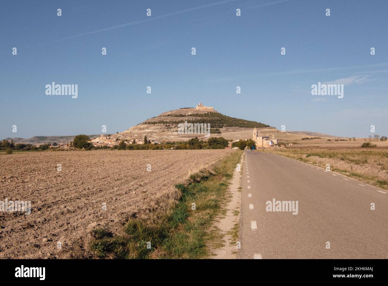 Très visible de loin: La colline au-dessus du village de Castrojeriz avec les ruines du château médiéval est une caractéristique importante sur la plaine de Meseta du nord de l'Espagne Banque D'Images