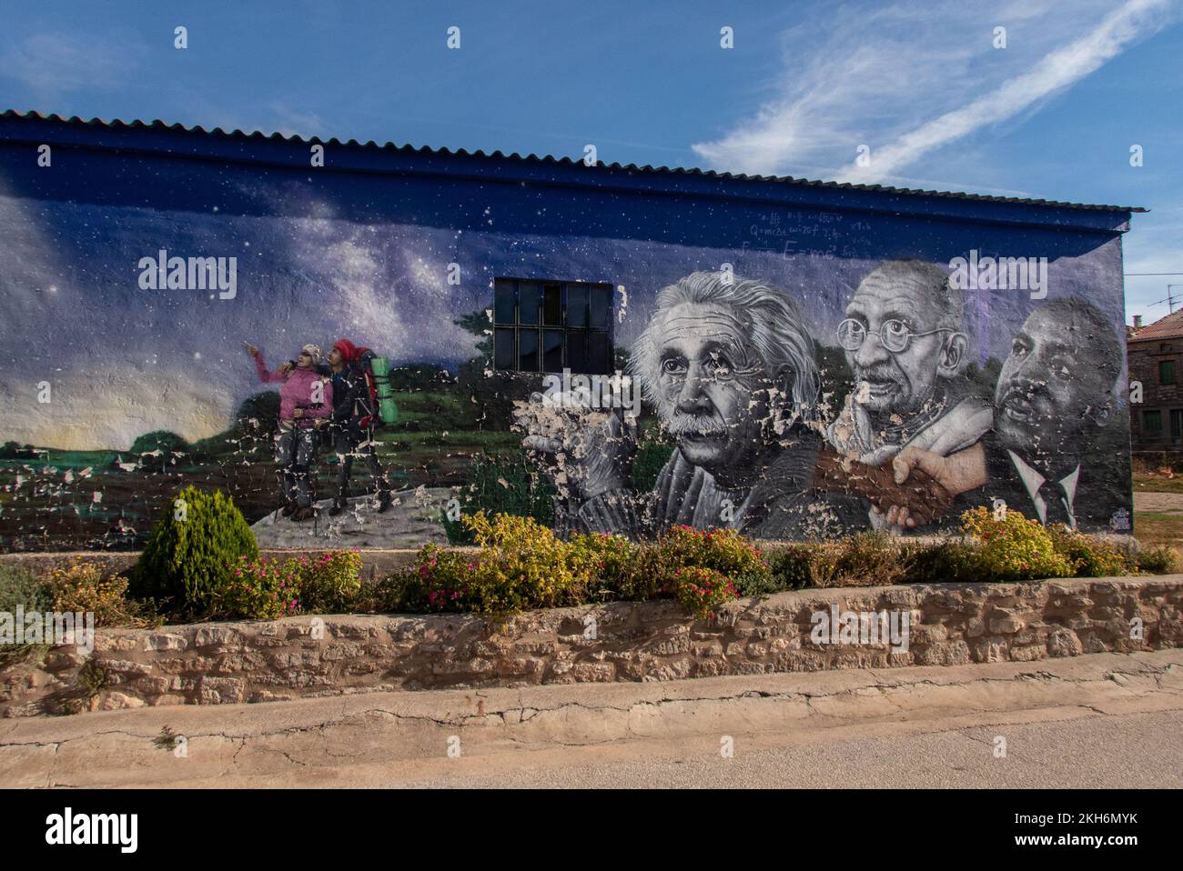 Un message de paix mondiale : murale sur un mur de grange dans le village Rabé de las Calzadas dans la région de Meseta, dans le nord de l'Espagne. Banque D'Images