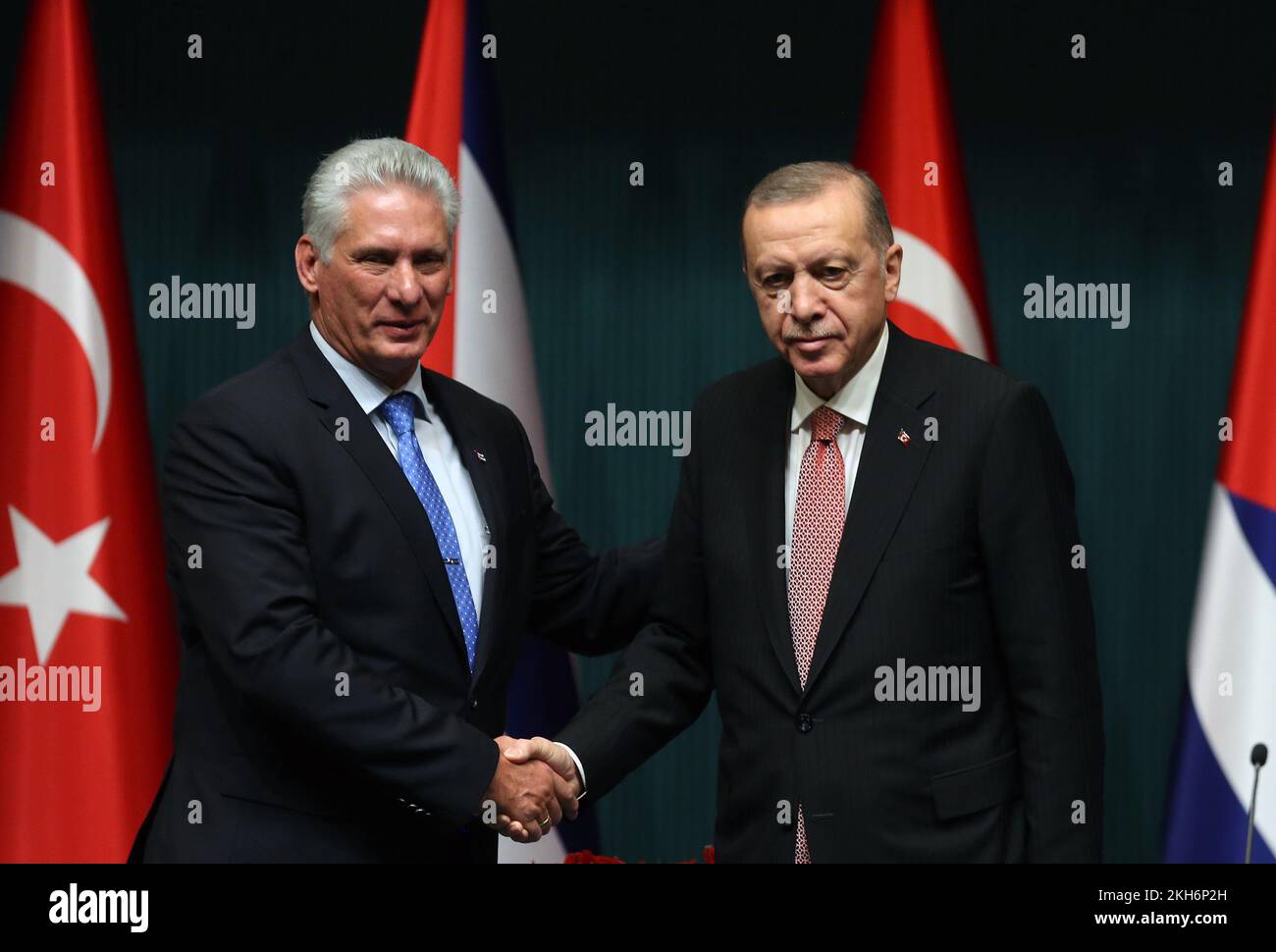 Ankara, T¨¹rkiye. 23rd novembre 2022. Le président turc Recep Tayyip  Erdogan (R) a fait main haute avec le président cubain Miguel Diaz-Canel  lors d'une conférence de presse conjointe à Ankara, T¨¹rkiye, le