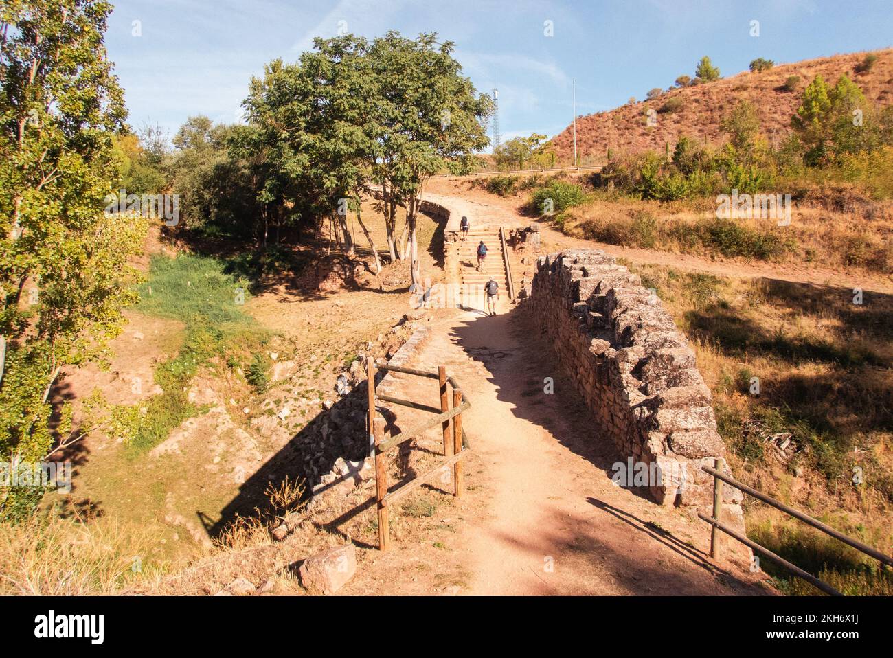 Plus vieux que le Camino de Santiago. À l'extérieur du village Cilauqui la rue James Way court sur les vestiges d'une ancienne route romaine et de ce pont romain. Banque D'Images