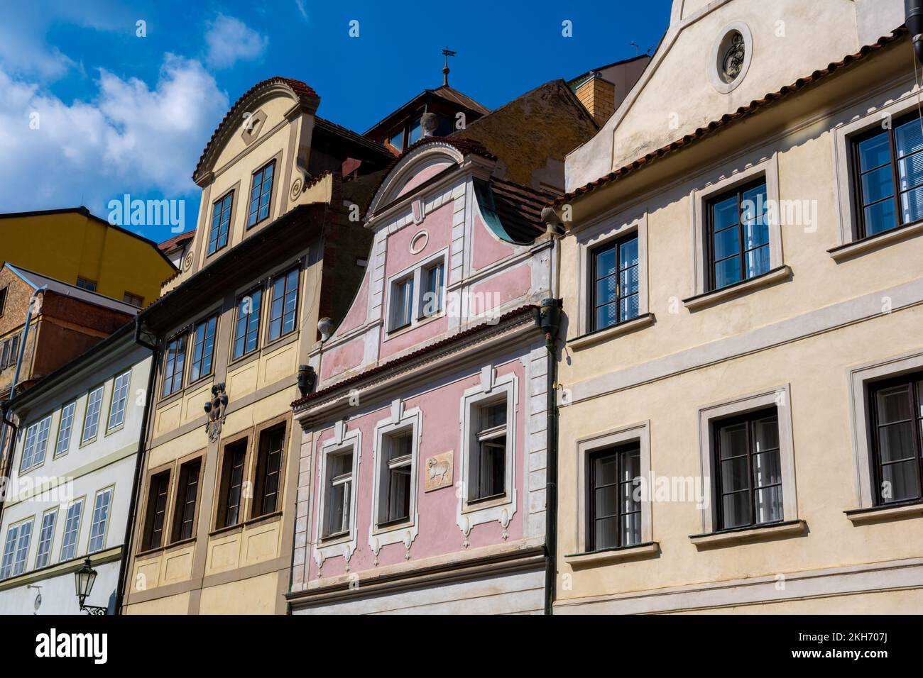 Prague, République tchèque - 4 septembre 2022 : façade de maisons traditionnelles dans le quartier du château Banque D'Images