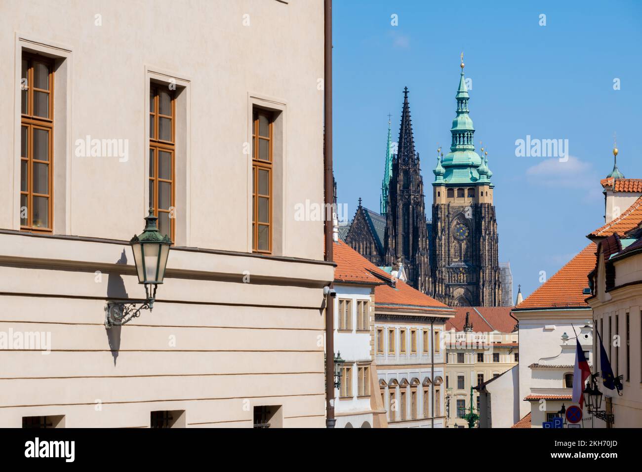 Prague, République tchèque - 4 septembre 2022 : vue sur les façades traditionnelles de la vieille ville de Prague et des tours de Saint-Jean Cathédrale de Vitus en arrière-plan Banque D'Images