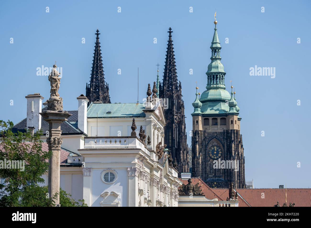 Prague, République tchèque - 4 septembre 2022 : vue sur les façades traditionnelles de la vieille ville de Prague et des tours de Saint-Jean Cathédrale de Vitus en arrière-plan Banque D'Images