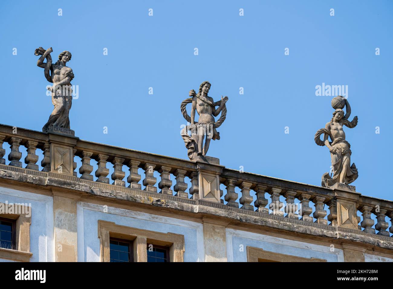 Prague, République tchèque - 4 septembre 2022 : statues au sommet du ministère des Affaires étrangères Banque D'Images