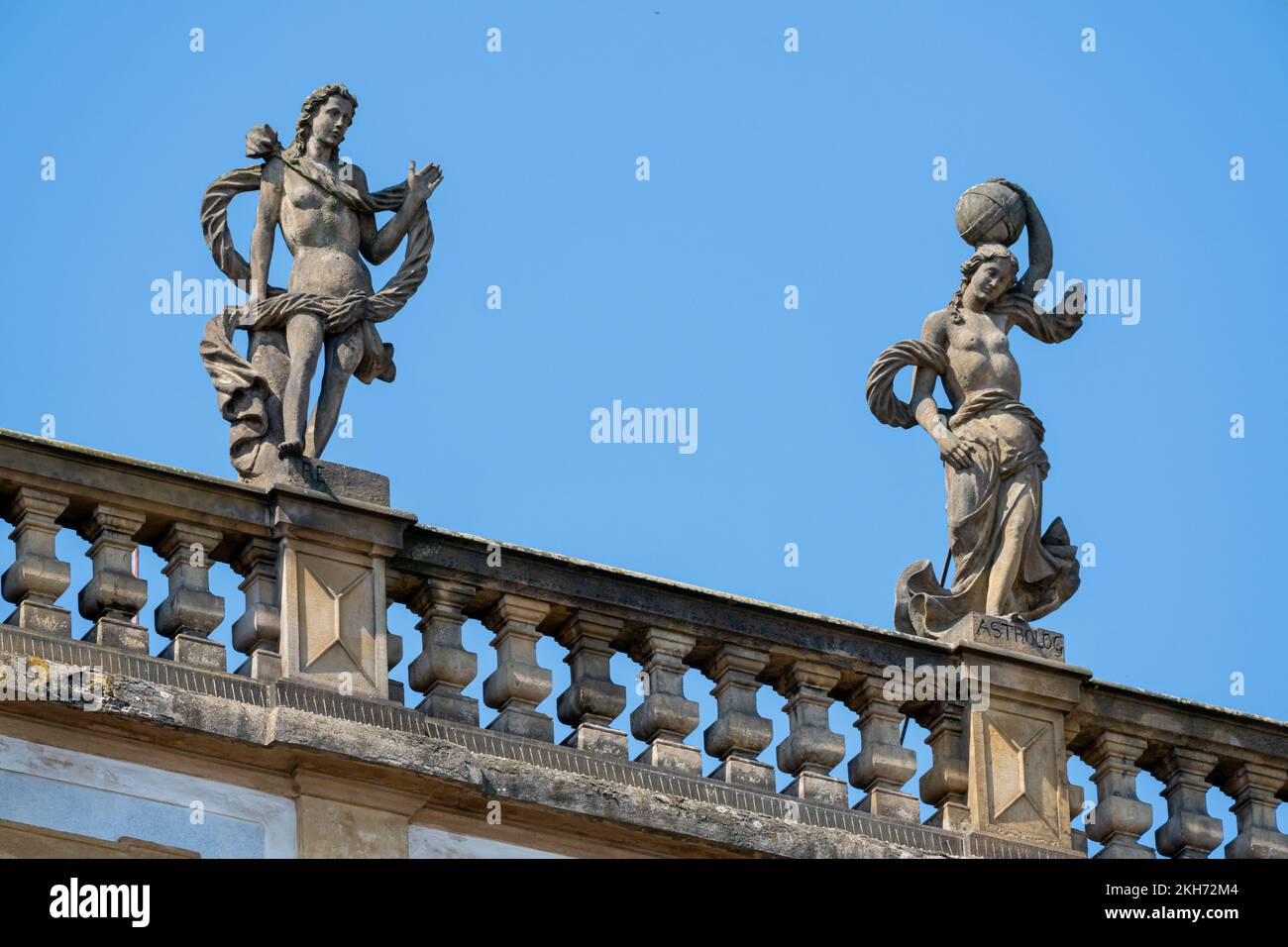 Prague, République tchèque - 4 septembre 2022 : statues au sommet du ministère des Affaires étrangères Banque D'Images