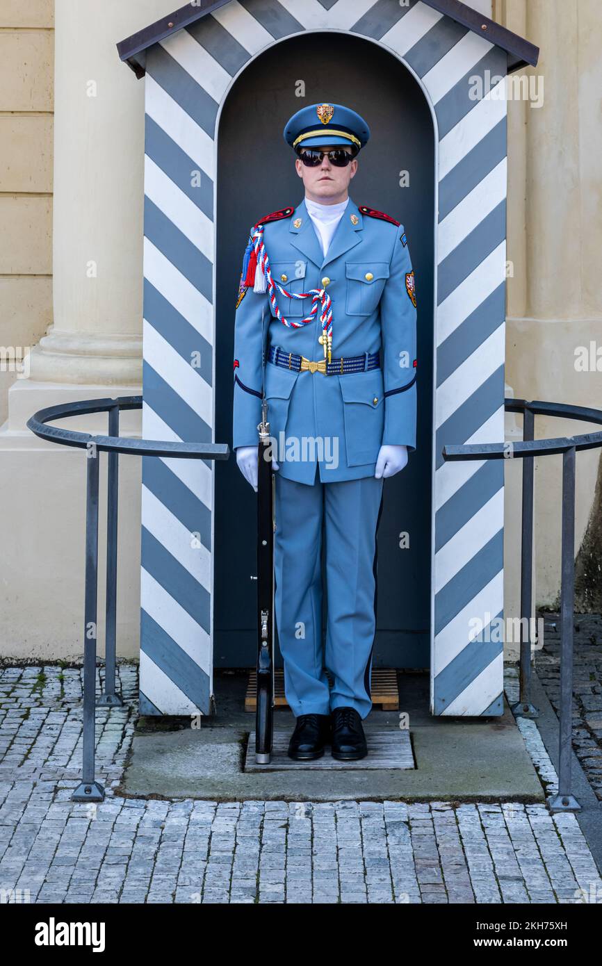 Prague, République Tchèque - 4 septembre 2022 : homme de la Garde du Château de Prague debout devant le stand Banque D'Images