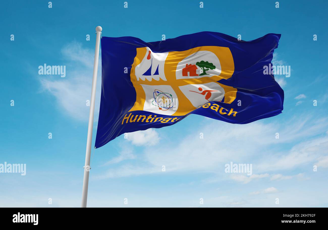 Drapeau officiel de Huntington Beach, Californie Etats d'Amérique déliés sur fond ciel nuageux au coucher du soleil, vue panoramique. Voyages aux Etats-Unis et patriote conc Banque D'Images