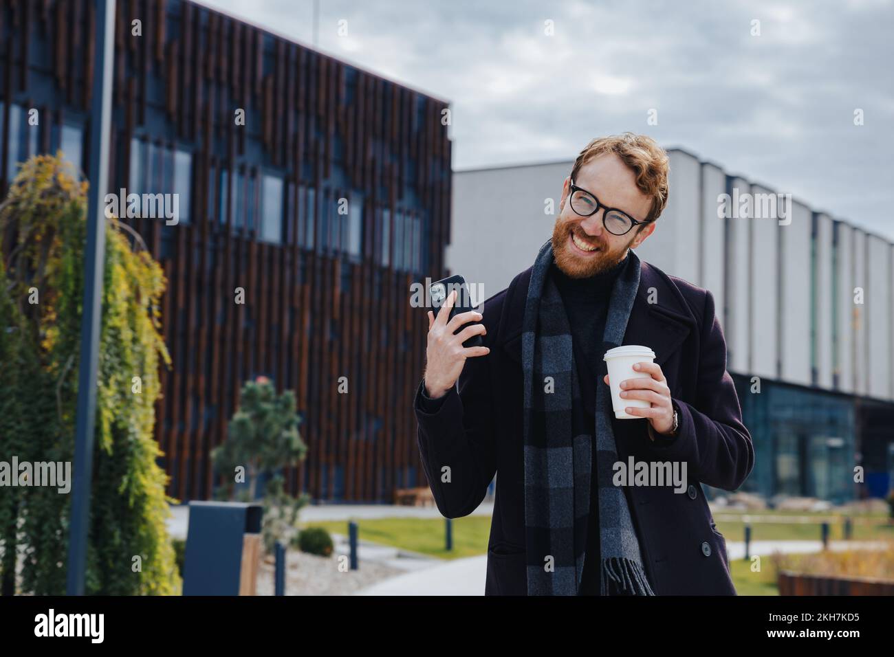 Un jeune homme aux cheveux rouges, un homme d'affaires en lunettes, sur fond de style urbain, fait oui. Bonne chance dans les affaires, a conclu la transaction. Réussi Banque D'Images