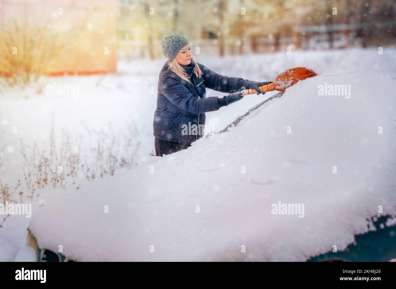 Balayer la neige avec un balai Banque de photographies et d'images à haute  résolution - Alamy