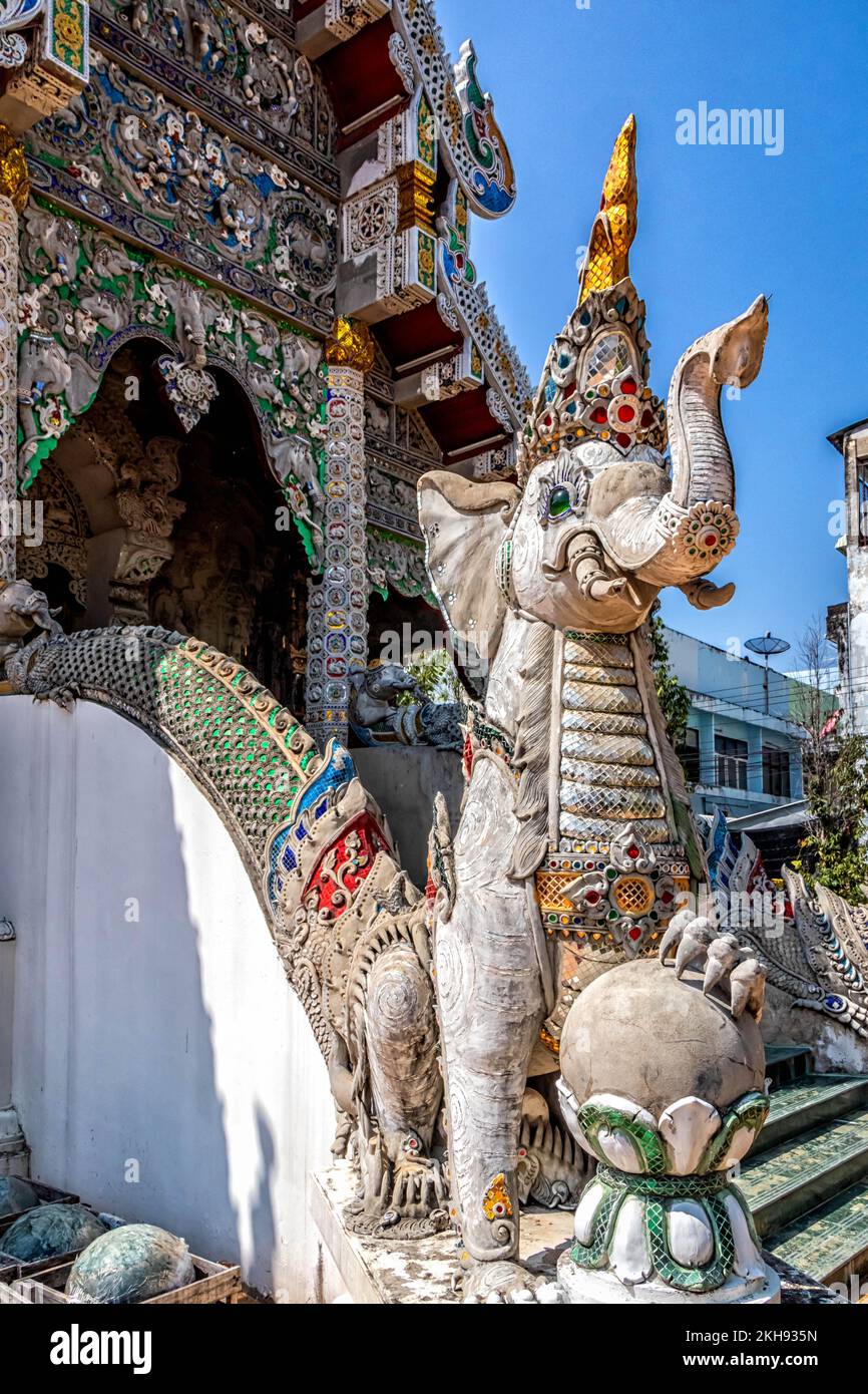 Serpent à tête d'éléphant, Wat Mung Muang, Chiang Rai, Thaïlande Banque D'Images