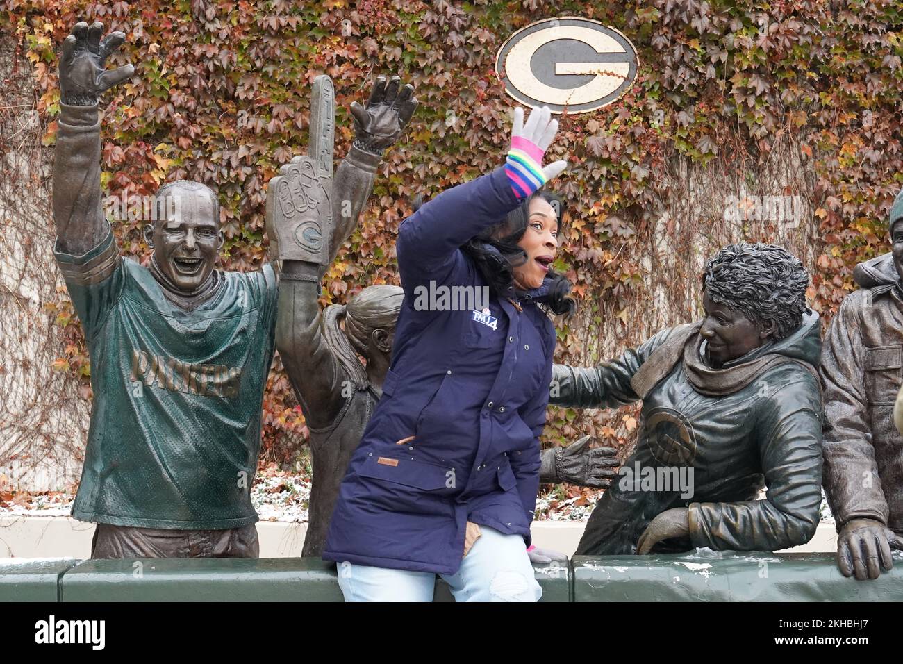 Andrea Williams, journaliste spécialisée en télévision du WTMJ NBC 4, pose devant la statue de lambeau Leap sur la place Bob Harlan au lambeau Field, le mercredi 16 novembre 2022, à Green Bay, Wisc. Banque D'Images