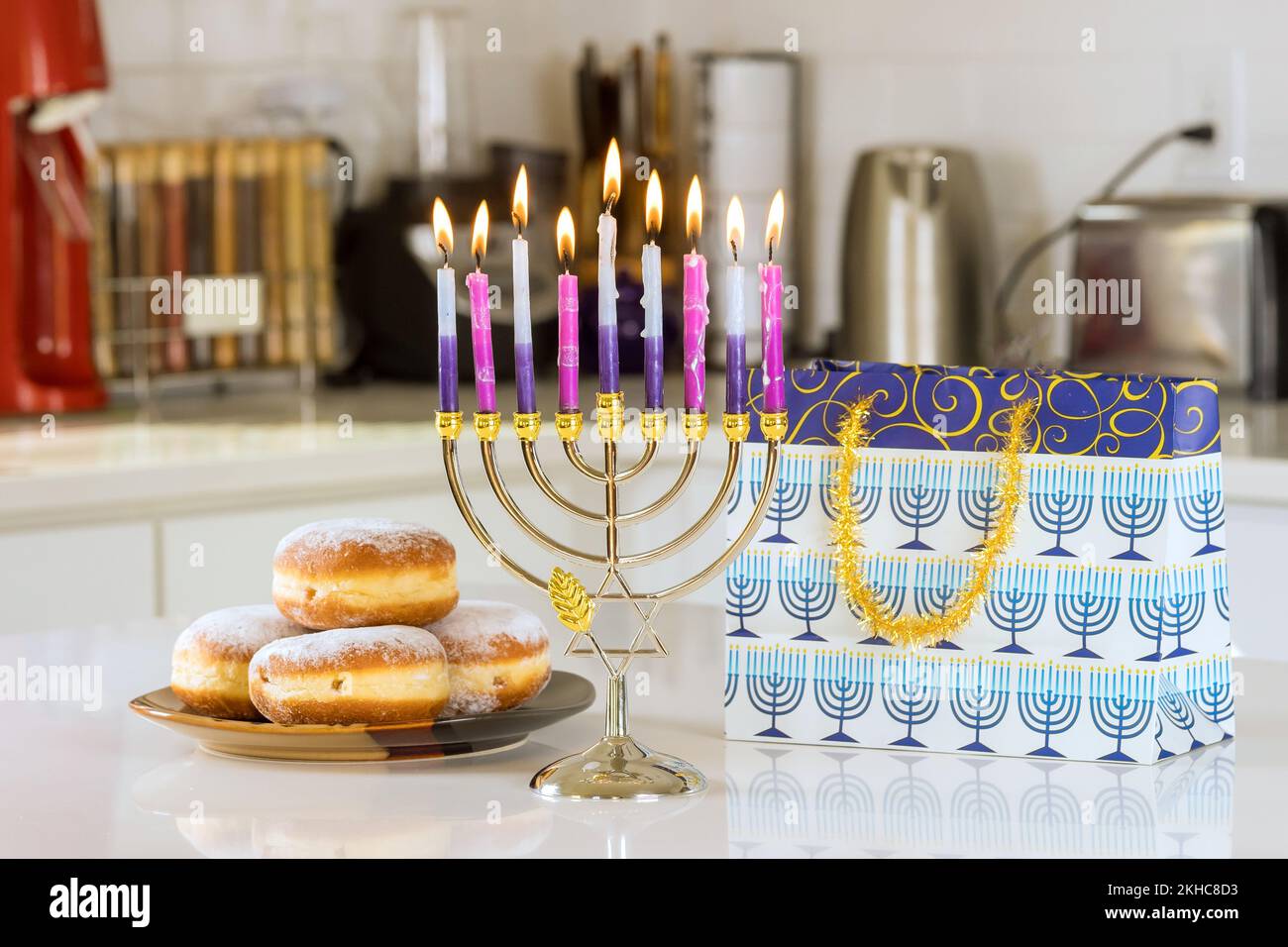 Hanukkah célébration judaïsme tradition famille religieux symboles de vacances éclairant des bougies sur la manoukkiah menorah pendant Hanoukkah Banque D'Images