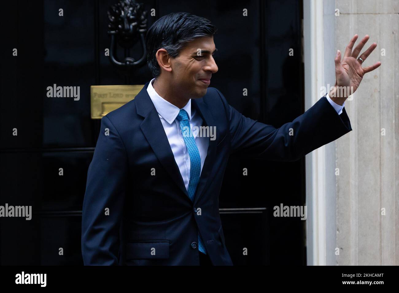 Londres, Royaume-Uni. 23rd novembre 2022. Le Premier ministre britannique Rishi Sunak accueille le président de l'Afrique du Sud Cyril Ramaphosa devant le 10 Downing Street avant une réunion bilatérale. Il s'agit de la première visite d'État organisée par le Royaume-Uni avec le roi Charles III comme monarque, et la première visite d'État ici par un dirigeant sud-africain depuis 2010. Crédit : SOPA Images Limited/Alamy Live News Banque D'Images