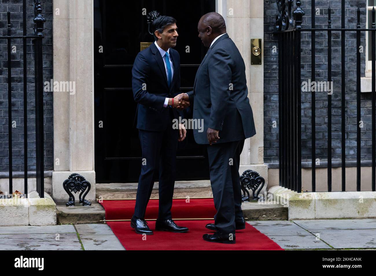 Londres, Royaume-Uni. 23rd novembre 2022. Le Premier ministre britannique Rishi Sunak se met en main avec le président de l'Afrique du Sud Cyril Ramaphosa, devant le 10 Downing Street, avant une réunion bilatérale. Il s'agit de la première visite d'État organisée par le Royaume-Uni avec le roi Charles III comme monarque, et la première visite d'État ici par un dirigeant sud-africain depuis 2010. Crédit : SOPA Images Limited/Alamy Live News Banque D'Images