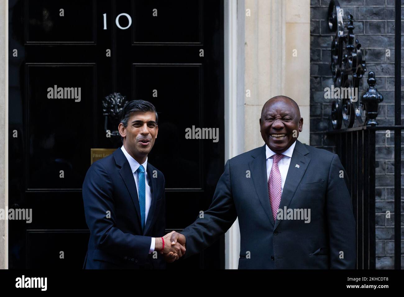 Londres, Royaume-Uni. 23rd novembre 2022. Le Premier ministre britannique Rishi Sunak se met en main avec le président de l'Afrique du Sud Cyril Ramaphosa, devant le 10 Downing Street, avant une réunion bilatérale. Il s'agit de la première visite d'État organisée par le Royaume-Uni avec le roi Charles III comme monarque, et la première visite d'État ici par un dirigeant sud-africain depuis 2010. (Photo de Tejas Sandhu/SOPA Images/Sipa USA) Credit: SIPA USA/Alay Live News Banque D'Images