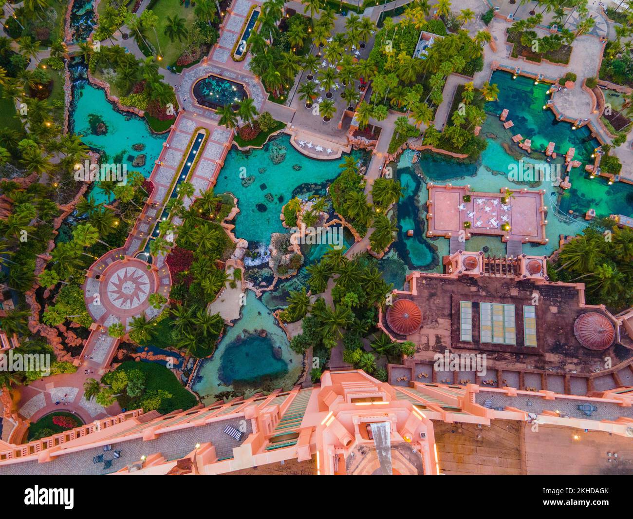 Vue imprenable sur le lagon Royal Stingray et le lagon Ruins au coucher du soleil à la tour Royale à Atlantis Resort sur Paradise Island, Bahamas. Banque D'Images