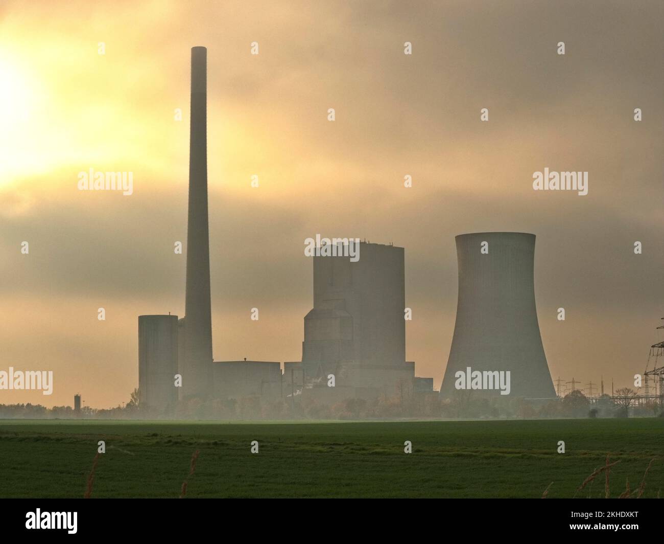 Centrale électrique de Mehrum, centrale au charbon pour la production d'électricité, un jour de brume à Mehrum, dans la municipalité de Hohenhameln dans la discique Banque D'Images