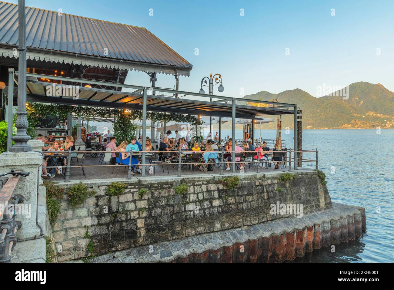 Restaurant sur la promenade du lac de Verbania, Lac majeur, Piémont, Italie, Europe Banque D'Images