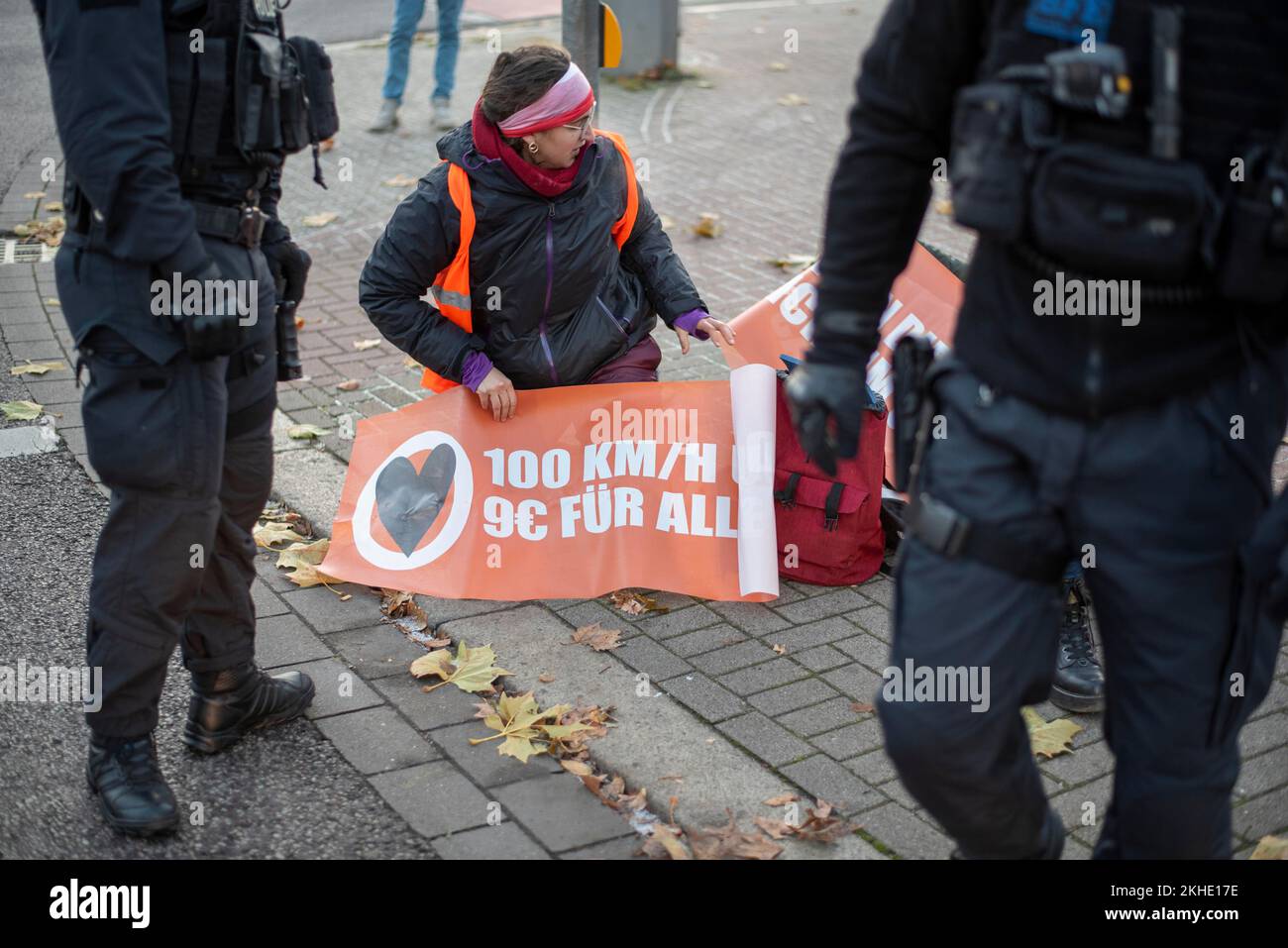 Activiste climatique du groupe Letzte Generation affiche pour la vitesse 100 et 9 euro ticket pour tous, Magdeburg, Saxe-Anhalt, Allemagne, Europe Banque D'Images