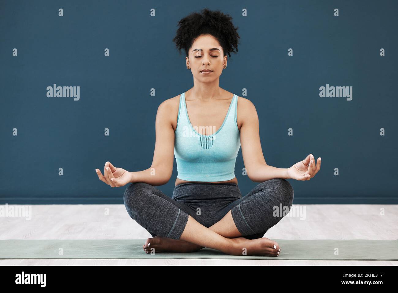 Méditation, yoga et zen d'une femme noire dans un studio de bien-être et de santé pour la pleine conscience. Entraînement, prière et exercice holistique d'un athlète pour Banque D'Images
