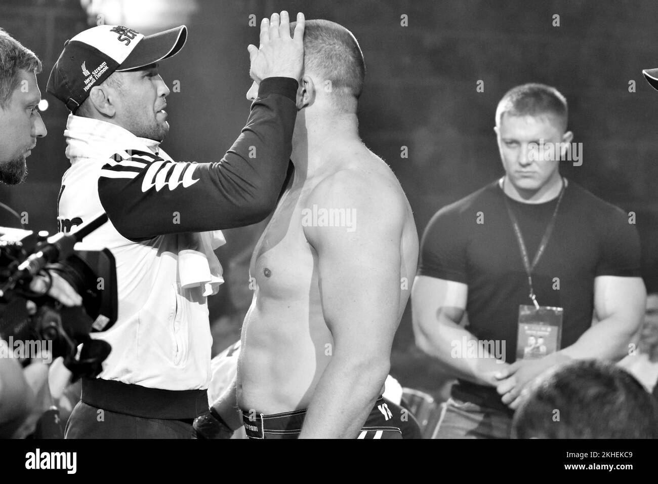 Orenbourg, Russie - 15 juin 2018: Combat des combattants de la MMA Marcus Vinicius Lopez (Brésil) - Maxim Yakobyuk (Russie) au tournoi "bataille dans l'audition Banque D'Images