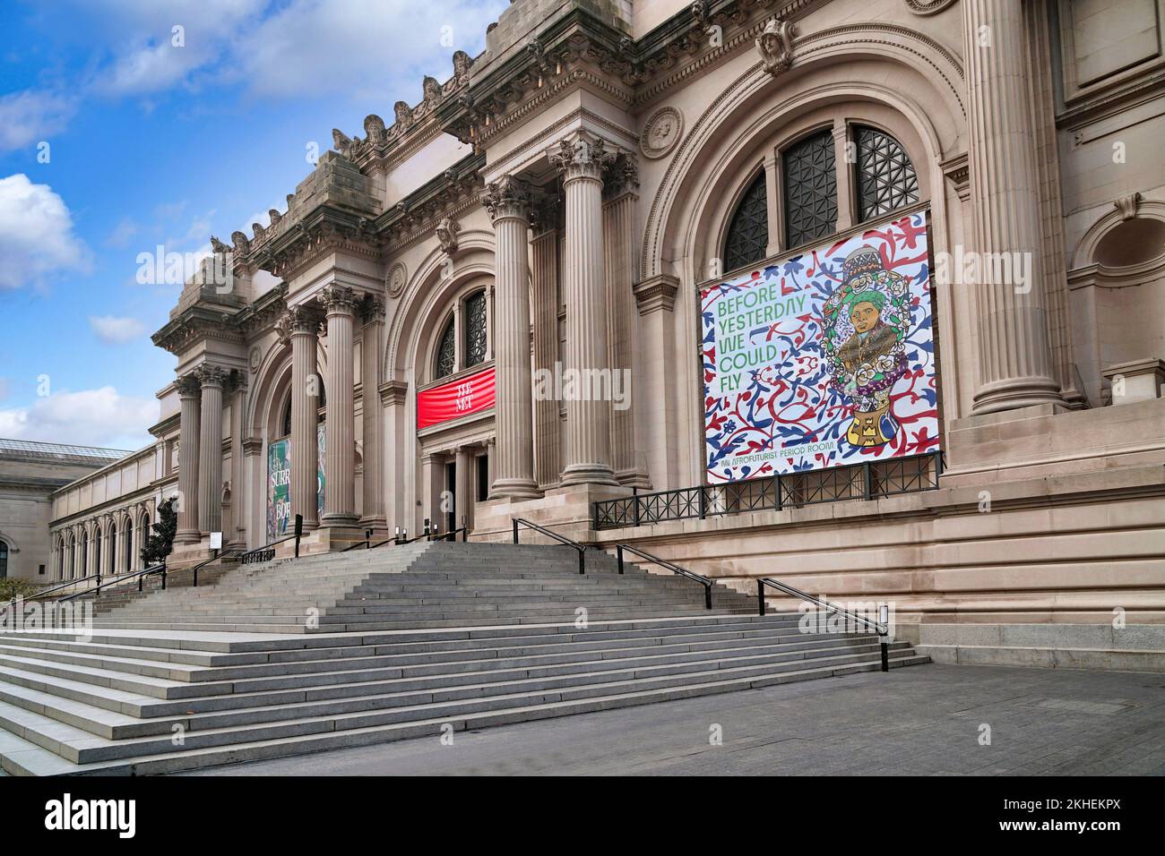 New York, Etats-Unis - 17 novembre 2021: Les marches sur la Cinquième Avenue à l'entrée du Metropolitan Museum of Art Banque D'Images
