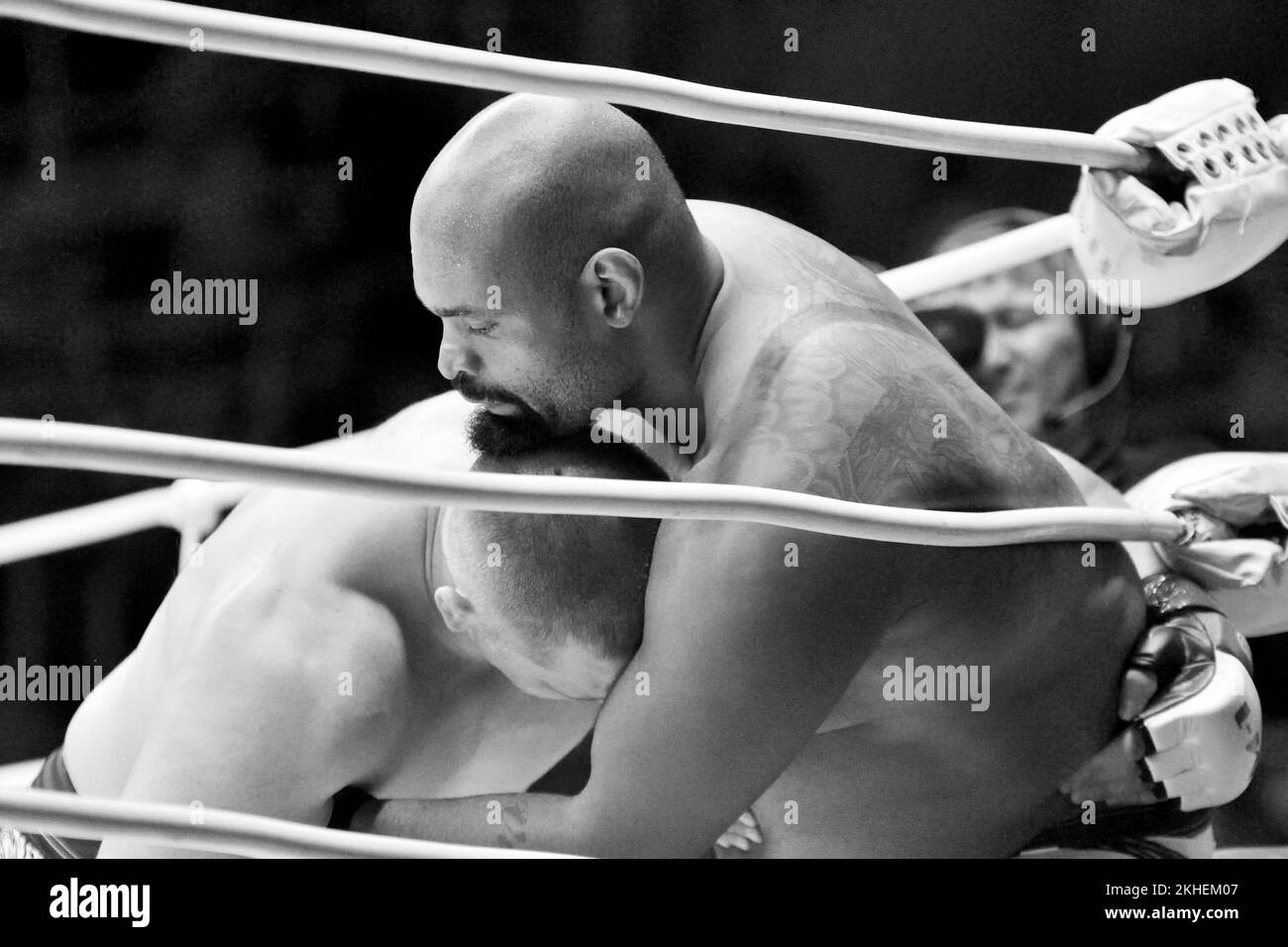 Orenbourg, Russie - 15 juin 2018: Combat des combattants de la MMA Marcus Vinicius Lopez (Brésil) - Maxim Yakobyuk (Russie) au tournoi "bataille dans l'audition Banque D'Images