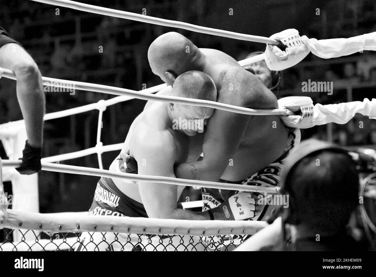 Orenbourg, Russie - 15 juin 2018: Combat des combattants de la MMA Marcus Vinicius Lopez (Brésil) - Maxim Yakobyuk (Russie) au tournoi "bataille dans l'audition Banque D'Images