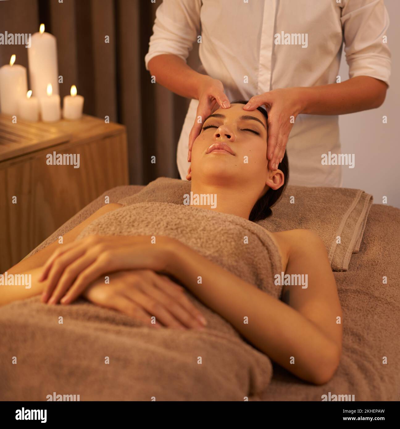 Mains de guérison. Une belle jeune femme qui profite d'un massage au spa. Banque D'Images