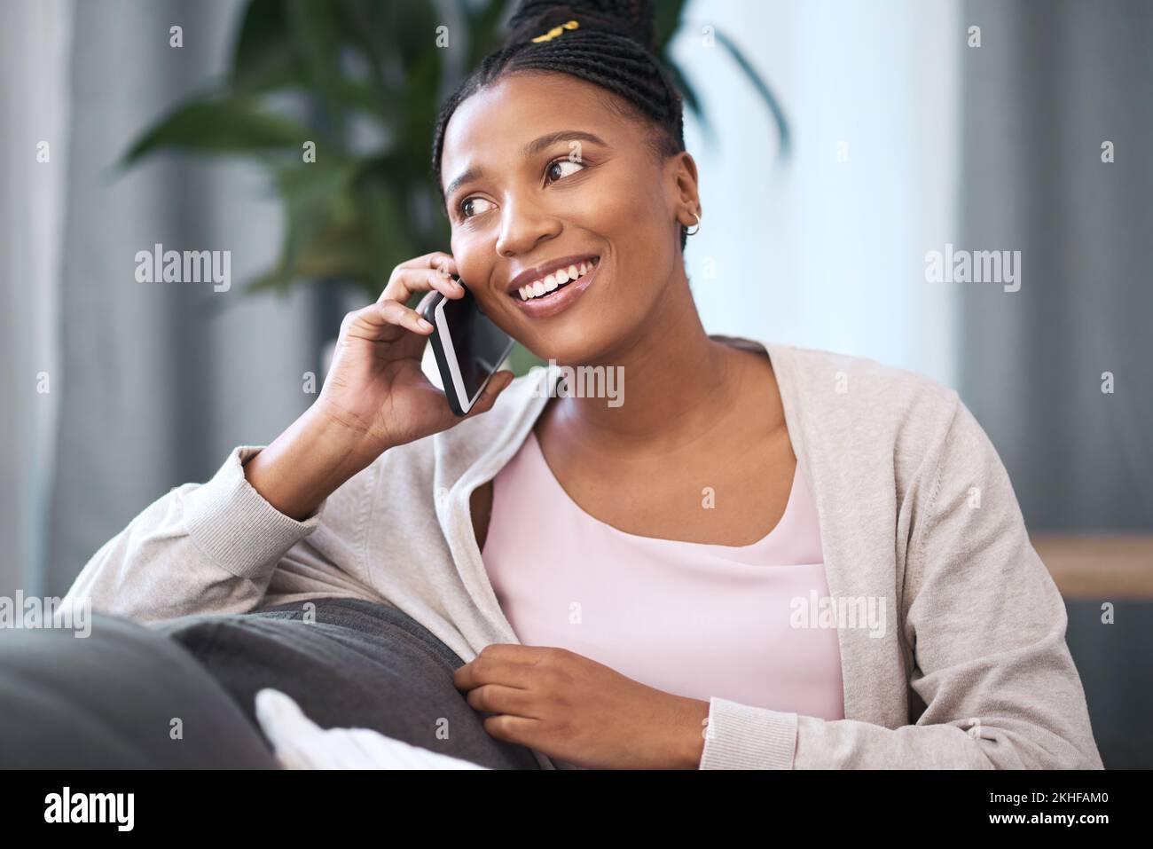 Bonne, appel téléphonique et femme noire sur le canapé maison avec connexion Internet, communication et sourire. Relax, conversation et bonheur de fille dans le Sud Banque D'Images