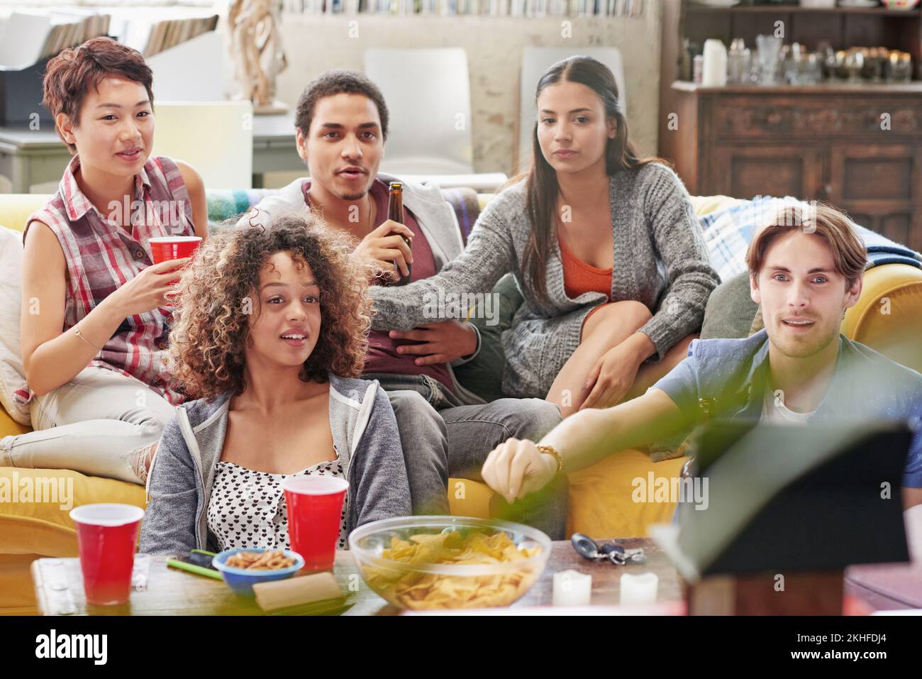 En-cas, salon et amis avec un film à regarder ensemble pour se divertir dans une maison moderne. Télévision, divertissement et groupe de personnes en streaming spectacle Banque D'Images