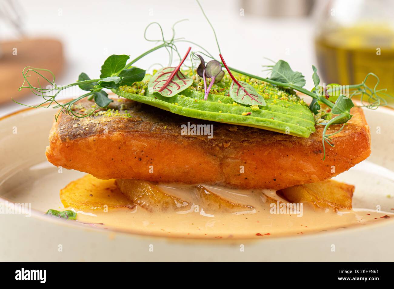 Portion de truite gastronomique et avocat Banque D'Images