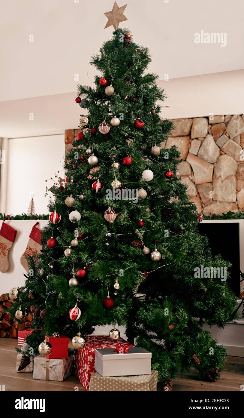 Noël, arbre avec des cadeaux et des décorations pour la fête de la saison dans le salon pour la tradition de vacances magiques. Cadeaux de Noël, Noël Banque D'Images