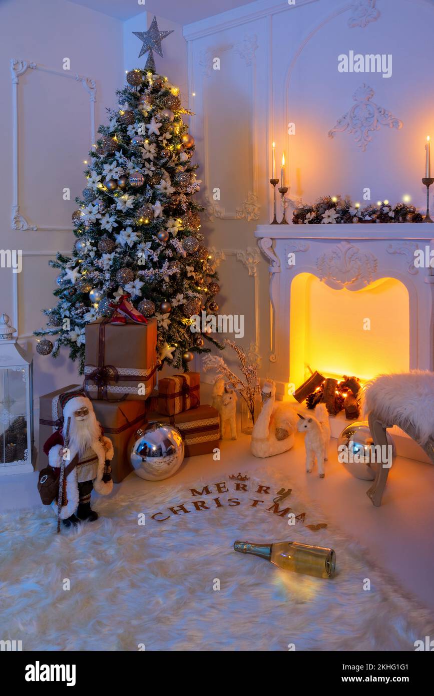 Arrière-plan de la salle de Noël avec un foyer, un arbre de noël, des bougies et quelques ornements. Banque D'Images